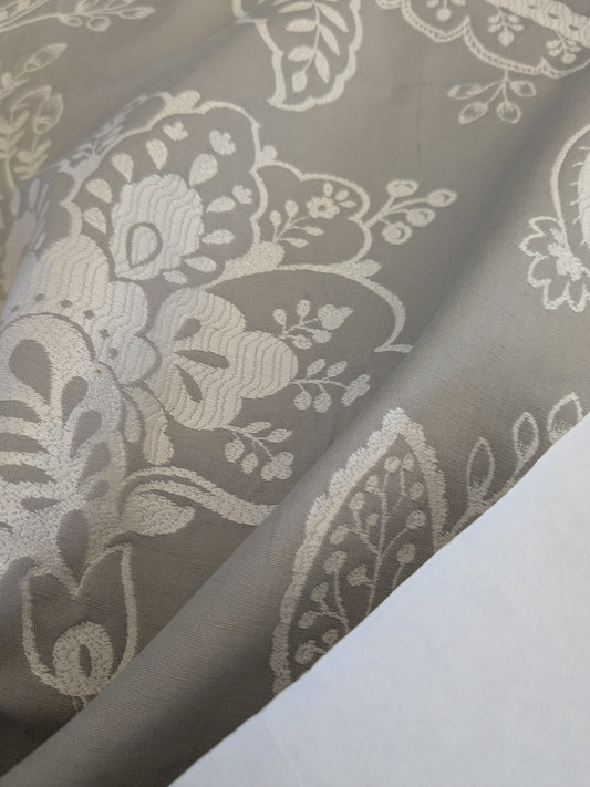 92 EV47 Square Scalamandre KAVERI VINE PEARL GREY Renaissance Chenille Pumice Beige Floral Botanical