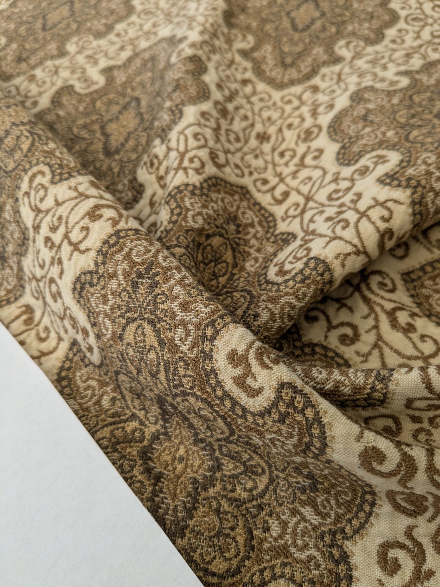 97 EV47 Square Scalamandre Fonthill Amaya Ivory Multi Medallion Paisley Woven Renaissance Diamond