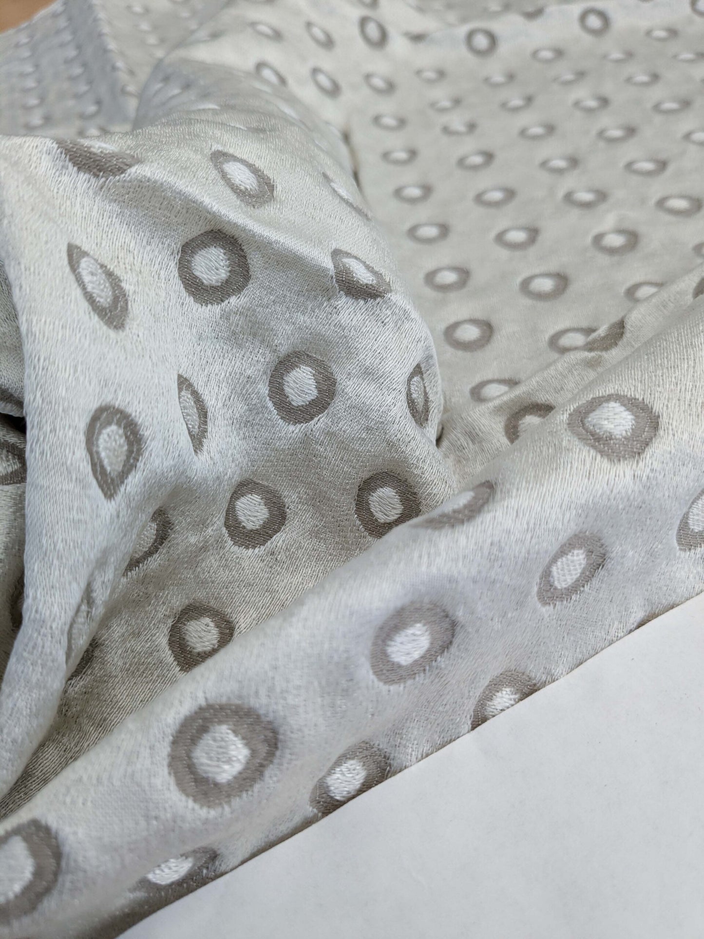 83 EV50 24" x 26" Square Scalamandre Lelievre Paris Pelligrina Lys Cream White Dot Circle Small Scale MSRP USD 300+/y