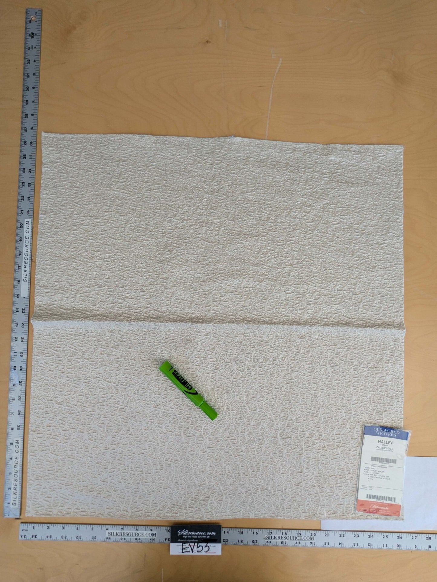 18 EV53 27"x 26" Square Scalamandre Old World Weavers Halley Cream White  Matelasse Small Scale Texture MSRP USD 1100+/y