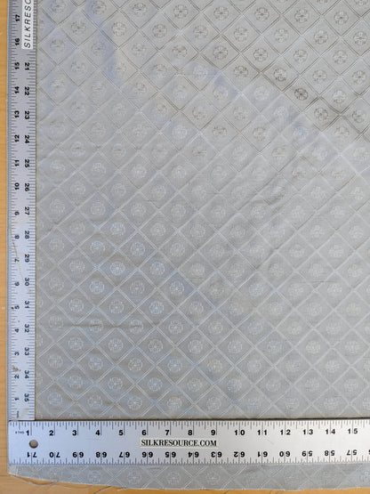 By yard Scalamandre Grey Watkins Como Silk Seafog Light Gray Four -Leaf Clover Diamond Italian Silk Damask Lattice Crest Flora Serene MSRP USD428/y