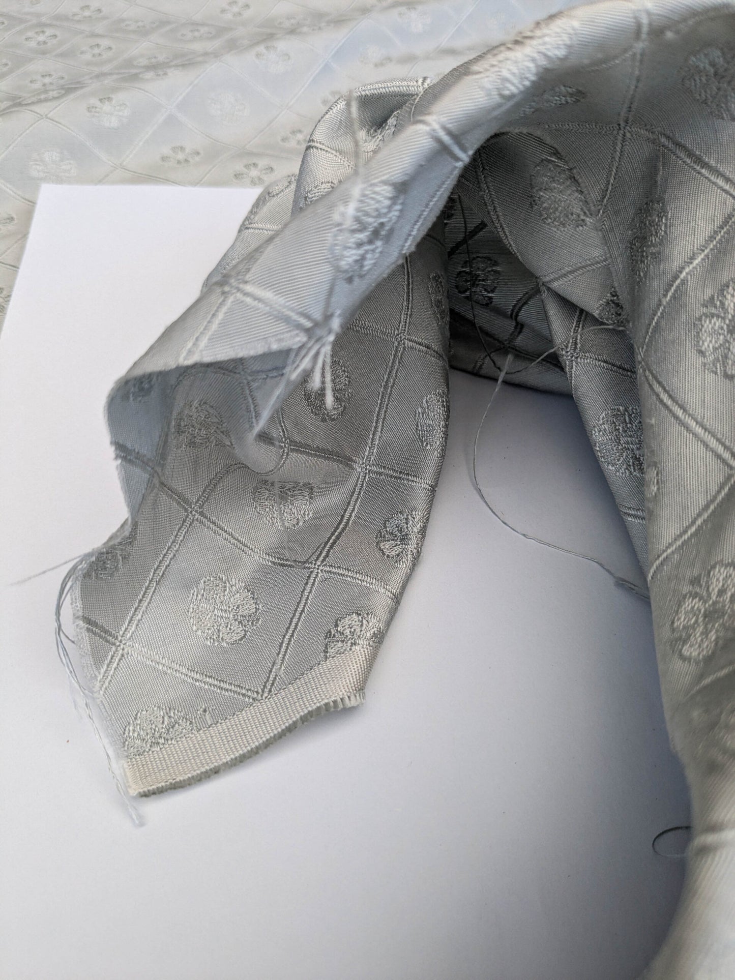 By yard Scalamandre Grey Watkins Como Silk Seafog Light Gray Four -Leaf Clover Diamond Italian Silk Damask Lattice Crest Flora Serene MSRP USD428/y