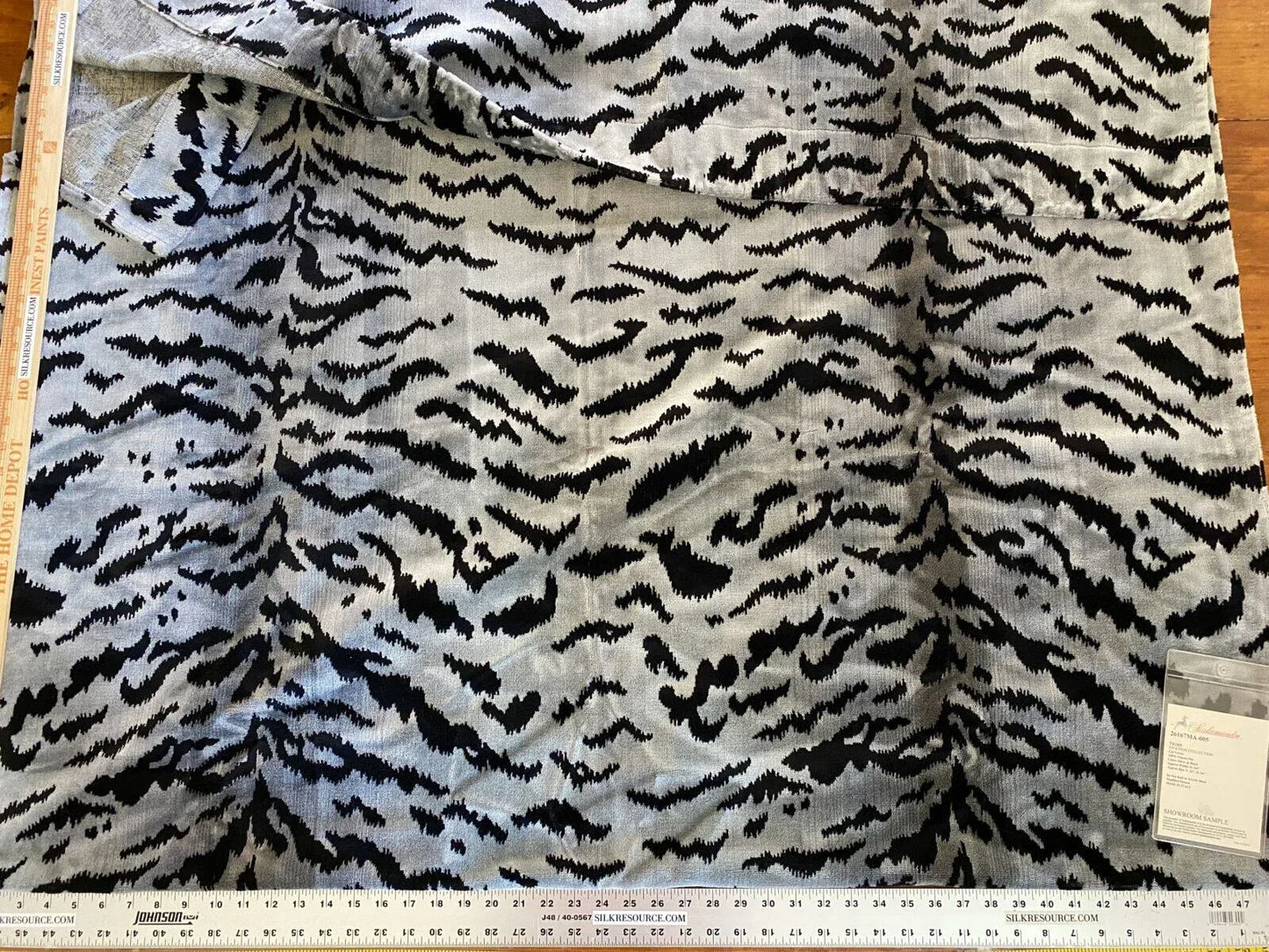 2yd15” Scalamandre Tigre Velvet Silver &amp; Black MSRP USD 756/Y
