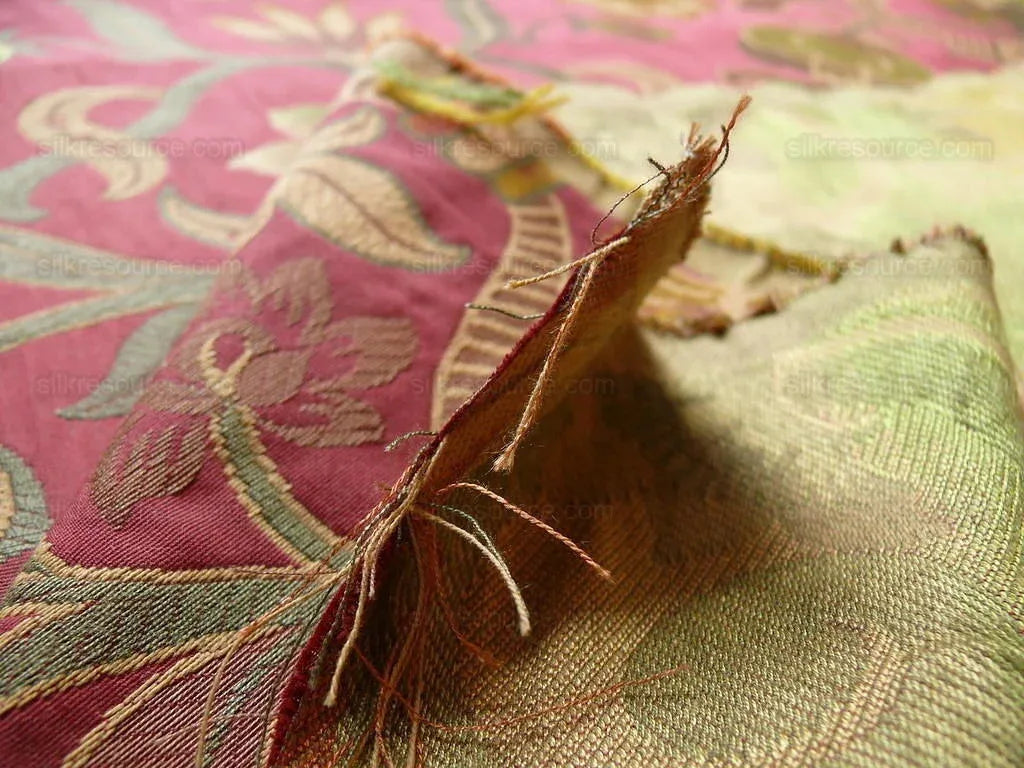 1.125ycoraggio "medioevale" Flower Medallion Lampas Red MSRP USD 600