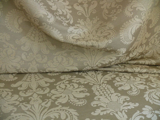 5.9Y CHRISTOPHER HYLAND "Constantino" SILK OTTOMAN SILVER GREY