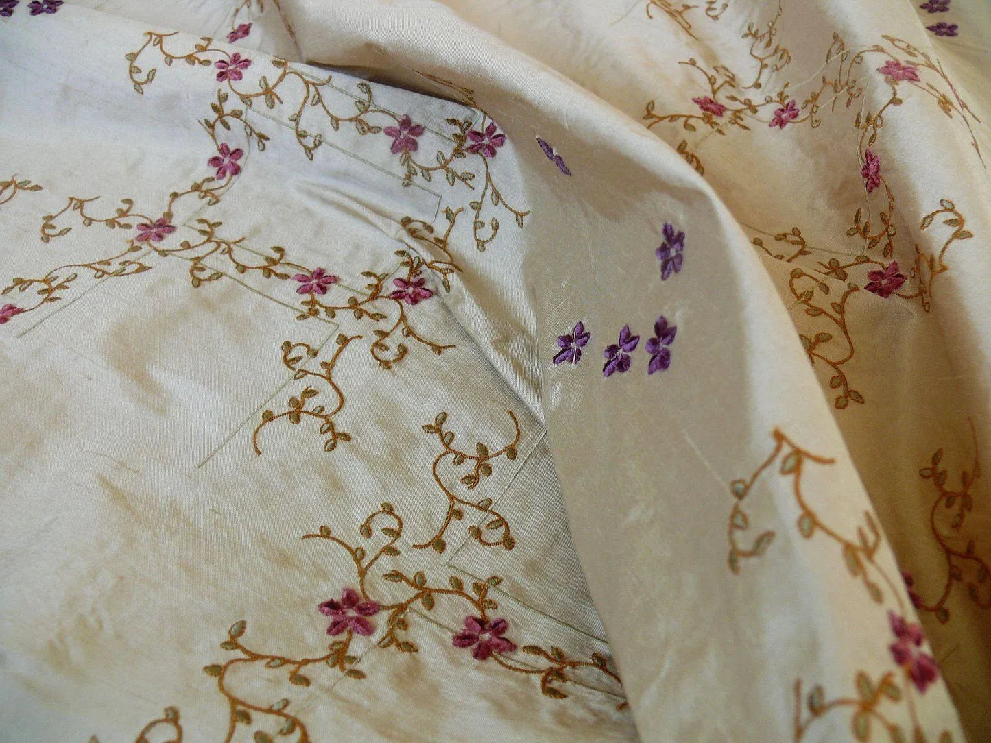 SCALAMANDRE OLD WORLD WEAVERS AMARESH EMBROIDERY SILK GOLD Clema