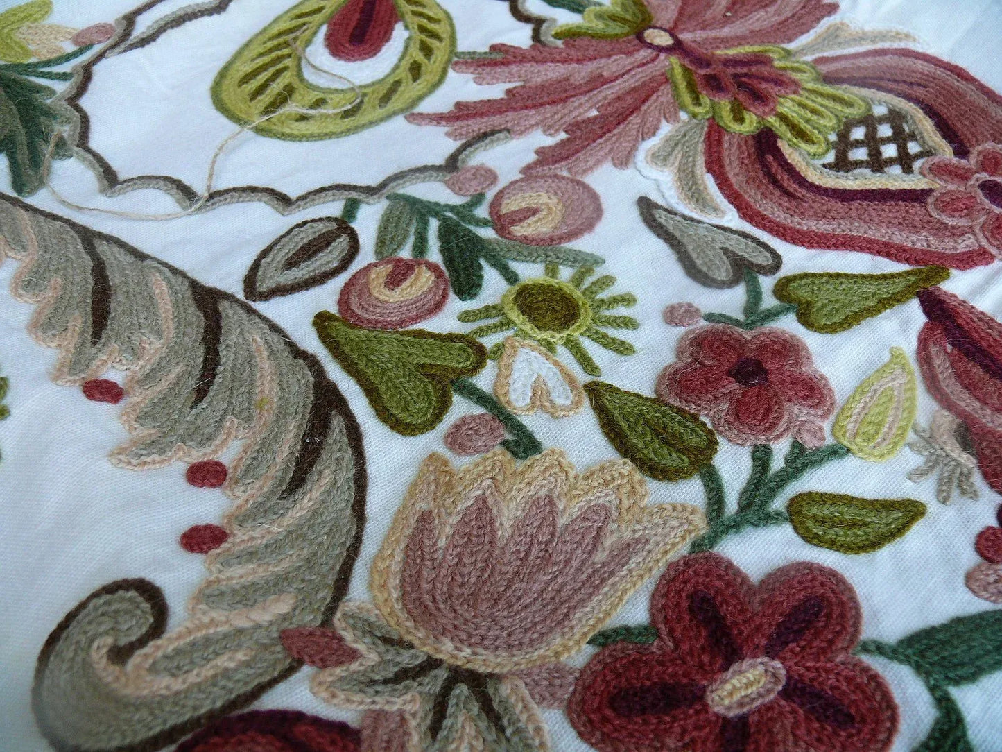 2.37Y Scalamandre Magnificent Lalita Rose Heavy Crewel Paisley MSRP USD 1170 (467867)