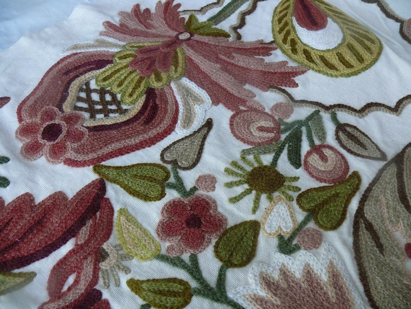 2.37Y Scalamandre Magnificent Lalita Rose Heavy Crewel Paisley MSRP USD 1170 (467867)