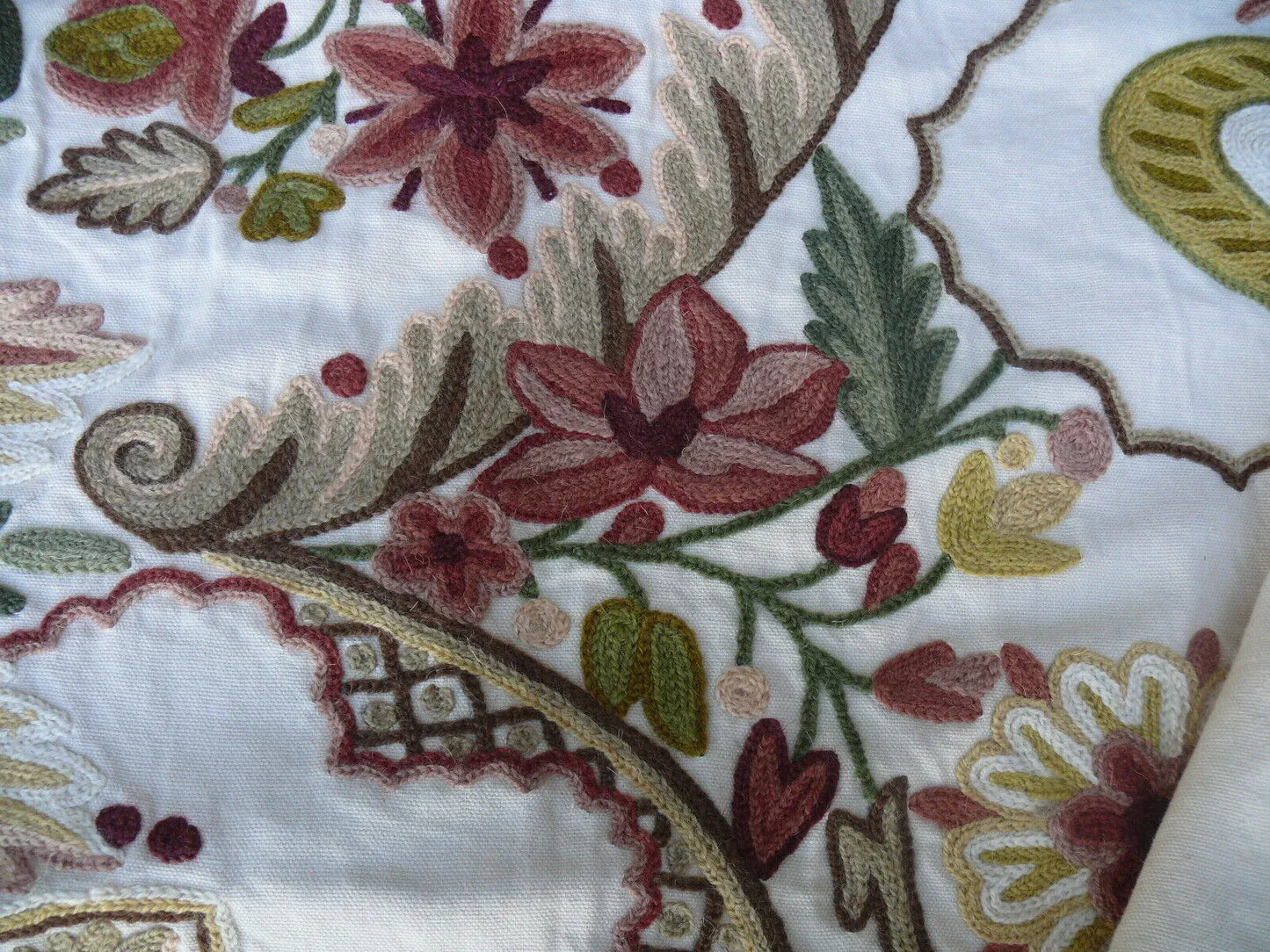 2.37Y Scalamandre Magnificent Lalita Rose Heavy Crewel Paisley MSRP USD 1170 (467867)