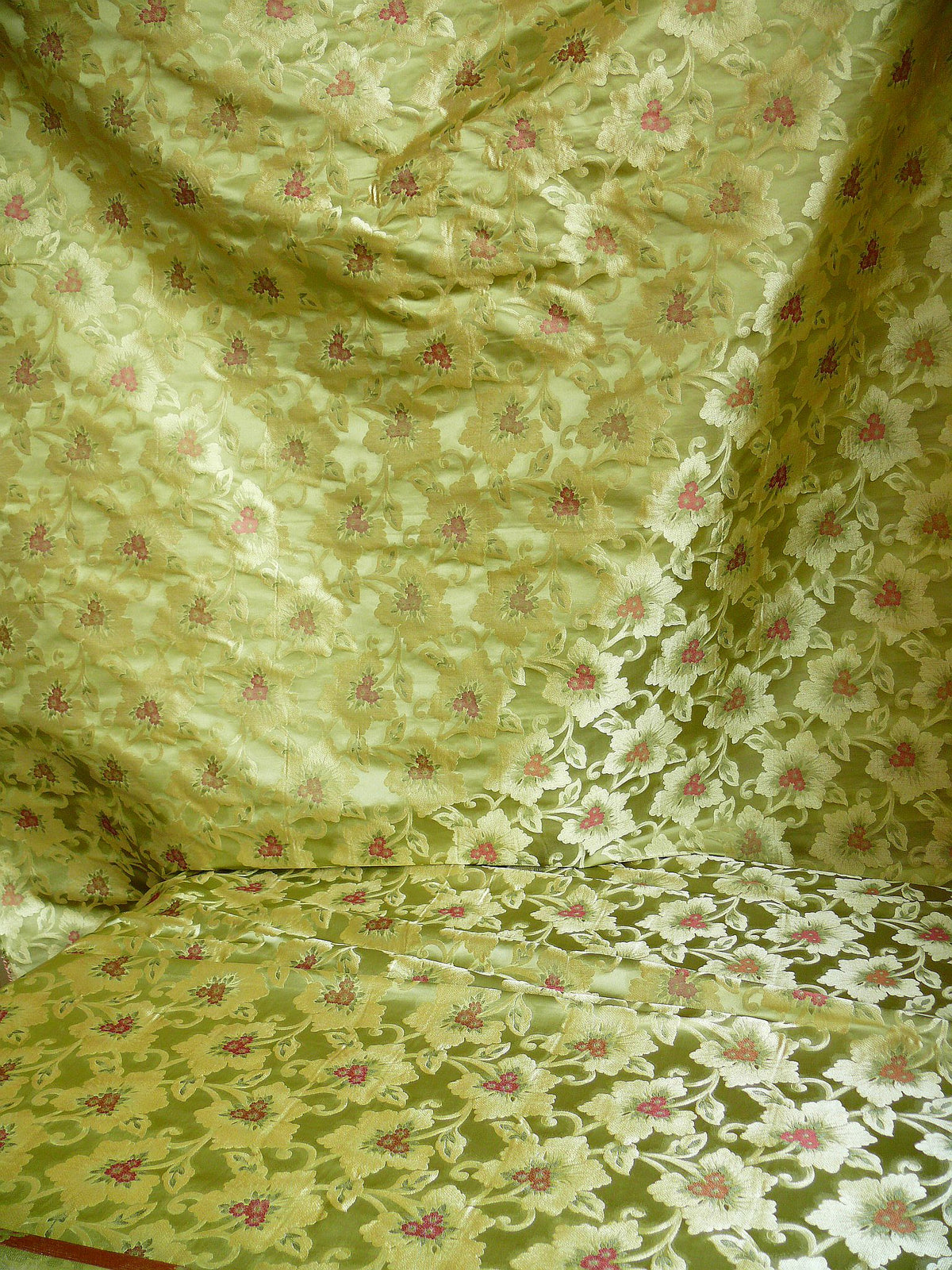 100% Silk Lampas Tri-leaf Flower "quince" Green White Red